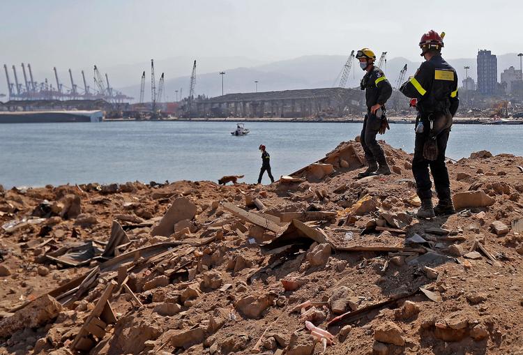 Danmark er ikke det eneste land, der sender folk til Libanon for at hjælpe med oprydningen efter tirsdagens eksplosion i Beirut. Her ses franske redningsarbejdere i aktion. Foto: Joseph Eid/Ritzau Scanpix