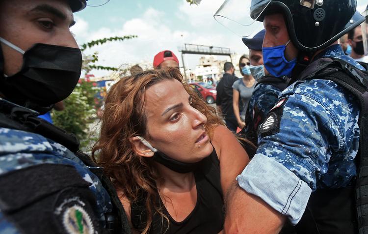 Libanesere demonstrerede, også før eksplosionen i havnen, imod misrøgt af deres lang.. Her foran energiministeriet - i protest mod manglen på strøm.
 Foto: Str/Ritzau Scanpix