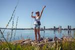 Fuld sol er ikke godt fiskevejr, så Linnea Handberg er kun forbi Prøvestenen for at tjekke strømforhold.  Hun skal arrangere fisketræf for kvinder. Foto: Miriam Dalsgaard/POLFOTO