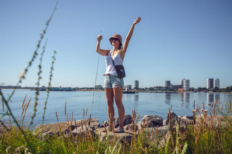 Fuld sol er ikke godt fiskevejr, så Linnea Handberg er kun forbi Prøvestenen for at tjekke strømforhold.  Hun skal arrangere fisketræf for kvinder. Foto: Miriam Dalsgaard/POLFOTO