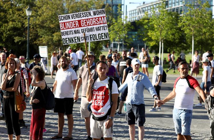 "Allerede glemt hvor blind lydighed før har ført os hen? Tænk i stedet for at adlyde!", står det på skiltet, som holdes af en demonstrant under den store coronaprotest i sidste weekend i Berlin.

 Foto: Christian Mang/Ritzau Scanpix
