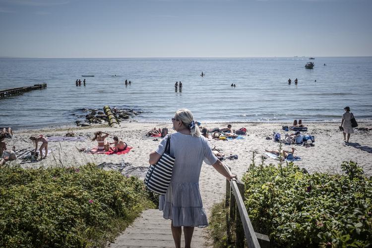     Varmen har ramt Danmark - og her Bellevue Strand ved Aarhus. Weekendvejrudsigten med over 30 grader får livredderne til at komme med råd for at undgå farlige situationer. Foto: Michael Drost-hansen/Ritzau Scanpix