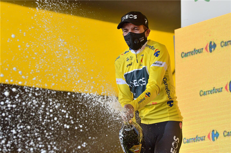 Richard Carapaz lader bobler sprudle efter sin dobbelte triumf i Polen Rundt, hvor han både vandt etapen og erobrede den gule førertrøje fra Mads Pedersen. Foto: Szymon Gruchalski. 