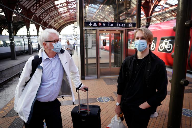 Ifølge adfærdsforsker Pelle Guldborg Hansen kan den slingrende kurs regeringen har lagt omkring mundbind i det offentlige rum have en effekt på, hvor seriøst den danske befolkning vil tage påbuddet i for eksempel Aarhus Kommune.  Foto: Jens Dresling/POLFOTO