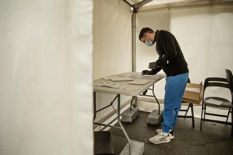 Flere testcentre har adskillige dages ventetid på coronatest. Enkelte steder kan der slet ikke bestilles tid. Foto: Jacob Ehrbahn/POLFOTO