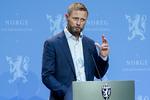 Norges sundhedsminister Bent Høie orienterede fredag om nye indgreb fra regeringen for at dæmme op for smittespredningen. Foto: Lise Åserud/Ritzau Scanpix