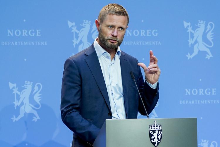Norges sundhedsminister Bent Høie orienterede fredag om nye indgreb fra regeringen for at dæmme op for smittespredningen. Foto: Lise Åserud/Ritzau Scanpix