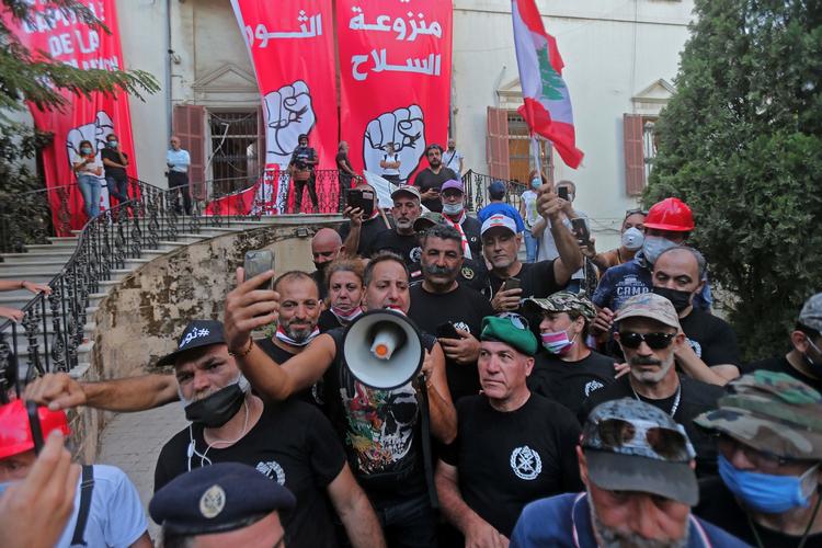 Vrede demonstranter trænger ind i regeringsbygninger i Beirut og erklærer det for »revolutionens hovedkvarter«. Foto: Str/Ritzau Scanpix