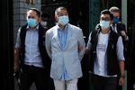 Mediemogulen Jimmy Lai blev mandag morgen anholdt, lagt i håndjern og ført væk af civilklædte betjente. Foto: Tyrone Siu/Ritzau Scanpix