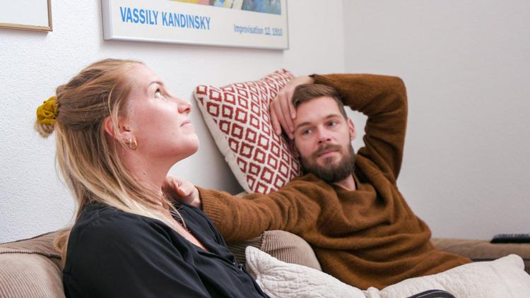 De vil så gerne, ægteparret fra Nordjylland, men kan ikke. Og så går de i behandling - med alt det, der følger af 'medicinske opgaver' og psykiske problemer. Det hele belyses smukt i programserien. Foto: DR 