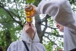 8.000 gymnasieelever deltog i den omstridte 'puttefest' i Dyrehaven nord for København tilbage i 2018. Politi, samaritter og natteravne er mødt talstærkt op. Sammen med Sundhedsstyrelsen og Alkohol &amp; Samfund har Danske Gymnasier flere gange problematiseret alkoholindtaget blandt unge, der har det med at eskalere, når de går fra folkeskole til ungdomsuddannelse. Foto: Olivia Loftlund