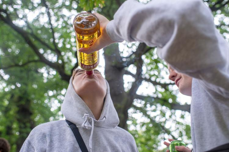 8.000 gymnasieelever deltog i den omstridte 'puttefest' i Dyrehaven nord for København tilbage i 2018. Politi, samaritter og natteravne er mødt talstærkt op. Sammen med Sundhedsstyrelsen og Alkohol &amp; Samfund har Danske Gymnasier flere gange problematiseret alkoholindtaget blandt unge, der har det med at eskalere, når de går fra folkeskole til ungdomsuddannelse. Foto: Olivia Loftlund