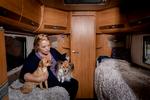 Det bedste Susanne ved, når hun er på camping, er morgenerne med brunch, et spil på iPaden og en gåtur med hundene. Børnebørnene er også ofte forbi. Foto: Mads Nissen/POLFOTO