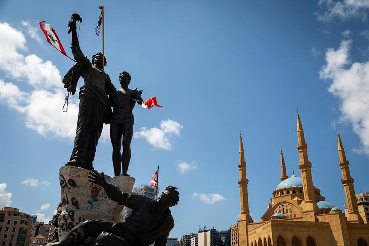 På den centrale Martyr-plads i Beirut, dingler løkker allerede  som en symbolsk advarsel til de ansvarlige. Foto: Thea Pedersen