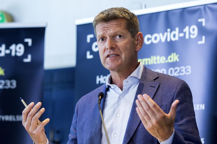 Der er ingen sundhedsfaglig begrundelse for at vende tilbage til nødundervisning i Aarhus selv om smitten stiger i byen, slog direktør Søren Brostrøm. fra Sundhedsstyrelsen fast på et pressemøde mandag. Foto: Finn Frandsen/POLFOTO