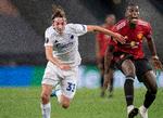 Med en genial dribling skabte Rasmus Falk (tv.) FCK's største chance mod Manchester United og Paul Pogba. Foto: Liselotte Sabroe/Ritzau Scanpix