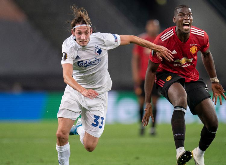 Med en genial dribling skabte Rasmus Falk (tv.) FCK's største chance mod Manchester United og Paul Pogba. Foto: Liselotte Sabroe/Ritzau Scanpix
