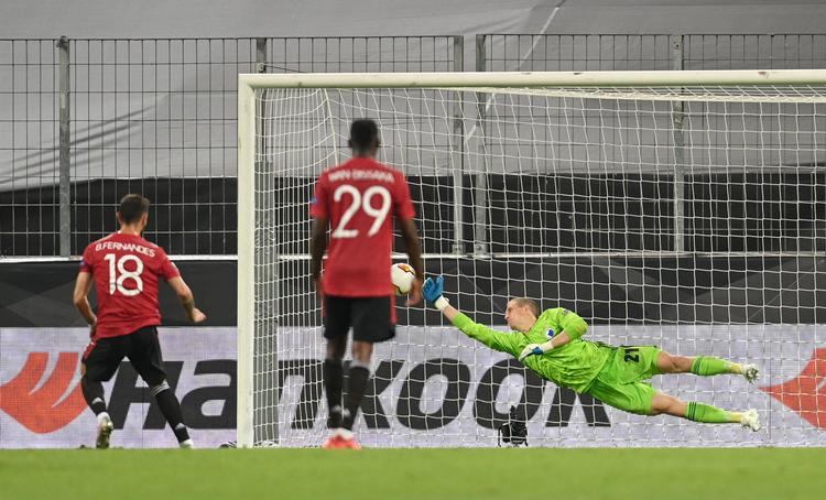  Efter 95 minutter sendte Bruno Fernandes bolden forbi Kalle Johnsson på et straffespark. Foto: Sascha Steinbach/Ritzau Scanpix