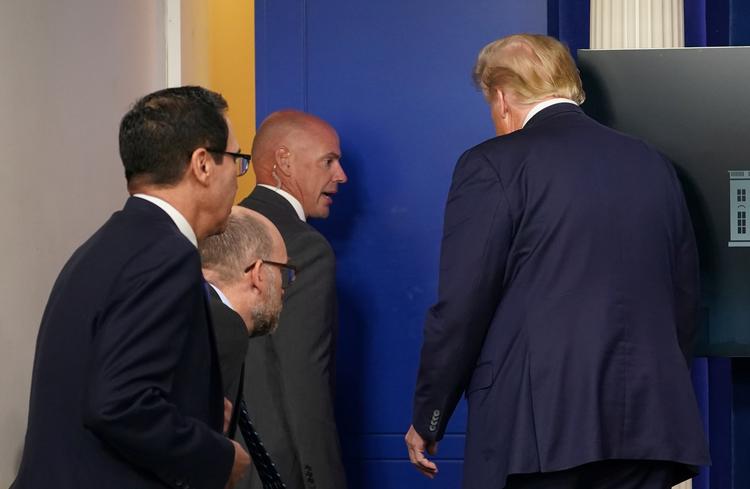 Præsident Donald Trump blev kortvarigt bedt om at forlade sin pressebriefing af agenter fra Secret Service. Foto: Kevin Lamarque/Ritzau Scanpix