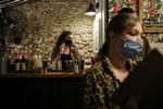 Bargæster bærer mundbind på en beværtning i Athen. Foto: Costas Baltas/Ritzau Scanpix