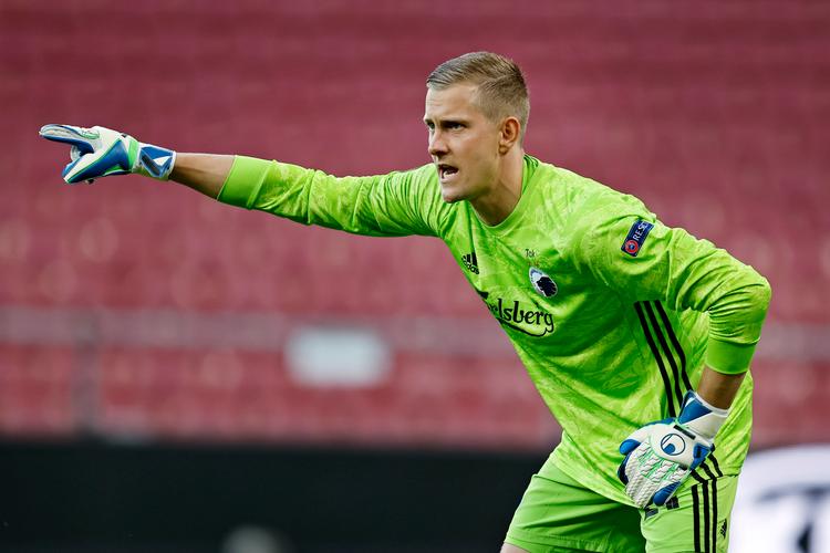 Den svenske målmand Karl-Johan Johnsson spillede mandag en pragtkamp, da FCK jagtede sensationen mod engelske Manchester United.  Foto: Jens Dresling/POLFOTO