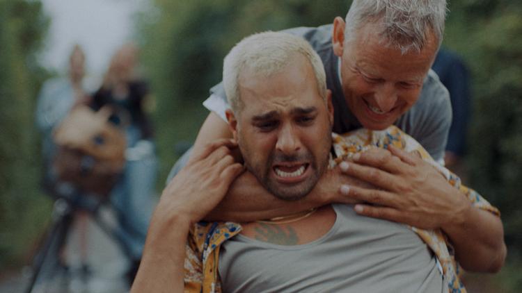 Mens de bærende roller primært indtages af ukendte navne, optræder flere gæstestjerner, heriblandt Bubber. Foto: Foto fra serien