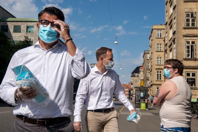 En håndfuld kommuner er under skærpet opsyn. I Aarhus er smittespredningen betydeligt højere. Her uddeler borgmester Jacob Bundsgaard og rådmand Bünyamin Simsek mundbind til brugerne af den kollektive trafik. Foto: Marie Ravn/Marie Ravn