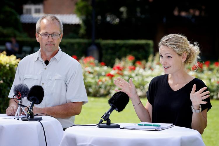 »Det vigtigste er, at vi får koblet retten til tidlig pension sammen med den generelle pensionsalder«. Sådan lød det fra Pernille Skipper i dag til Enhedslistens sommergruppemøde, hvor partiet også præsenterede deres nye gruppeformand, Peder Hvelplund. Foto: Jens Dresling/POLFOTO