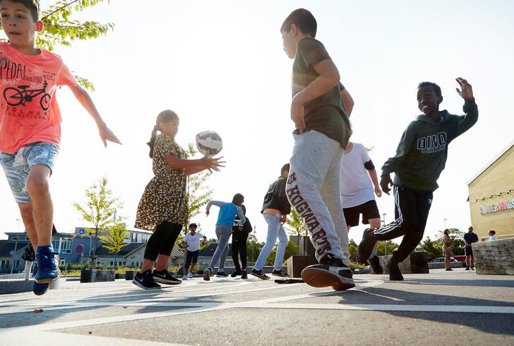 Søndervangskolen i Aarhus har været en heldagsskole siden 2006, så børnene går i skole fra 8-16 hver dag. Der er ikke gået 30 sekunder, før første frikvarter er indviet med stikbold. Foto: Hans Christian Jacobsen