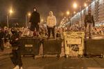 Demonstranter bruger blandt andet affaldscontainere til at bygge barrikader i Minsk under de voldsomme protester mod søndagens valgresultat, der gav diktator Lukasjenko en jordskredssejr.
 
 Foto: Agencja Gazeta/Ritzau Scanpix