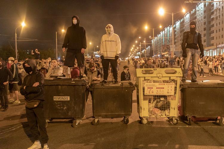 Demonstranter bruger blandt andet affaldscontainere til at bygge barrikader i Minsk under de voldsomme protester mod søndagens valgresultat, der gav diktator Lukasjenko en jordskredssejr.
 
 Foto: Agencja Gazeta/Ritzau Scanpix
