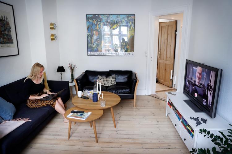 .Simone Holme er Marketing Project Manager i  IT-virksomheden VISMA, arbejder hjemme i sin lejlighed på Frederiksberg. Men der er strenge regler for hjemmearbejdpladsens indretning.    Foto: Jens Dresling/POLFOTO