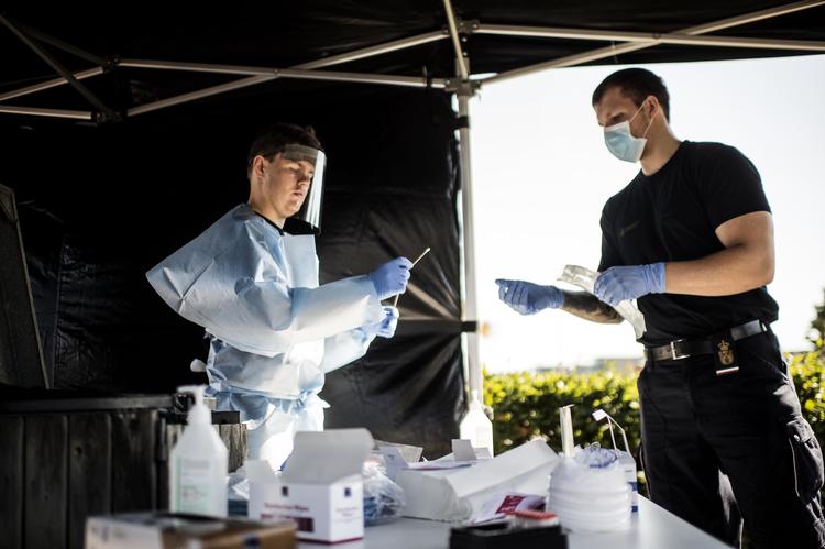 Region Syddanmarks biler til test for covid-19 på havnen i Nyborg, der de seneste dage har oplevet et øget antal smittede i byen og har derfor bedt Region Syddanmark om øjeblikkelig assistance til at få øget testkapaciteten i byen. Nu går SSI desuden i gang med at teste 18.000 borgere for antistoffer for at få en bedre ide om, hvor mange der tidligere har været smittet.    Foto: Tim Kildeborg Jensen/Ritzau Scanpix