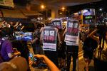   Demonstranter i Hongkong holder eksemplarer af avisejeren Jimmy Lais avis Apple Daily op, da han blev løsladt onsdag efter flere dages fængsel for såkaldt fjendtlig virksomhed mod Kina. Det er en lille sejr for oppositionen, men regimet slår hårdere og hårdere til mod demonstranter og systemkritikere.  Foto: Lam Yik/Ritzau Scanpix