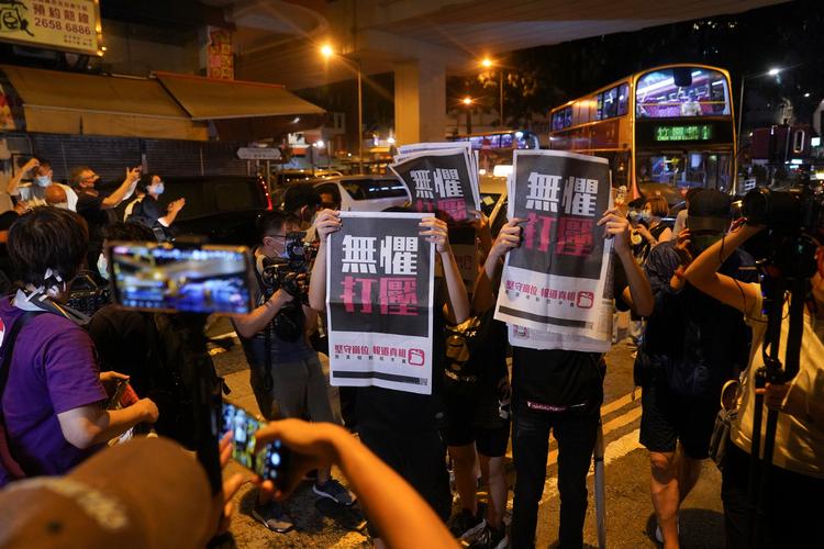   Demonstranter i Hongkong holder eksemplarer af avisejeren Jimmy Lais avis Apple Daily op, da han blev løsladt onsdag efter flere dages fængsel for såkaldt fjendtlig virksomhed mod Kina. Det er en lille sejr for oppositionen, men regimet slår hårdere og hårdere til mod demonstranter og systemkritikere.  Foto: Lam Yik/Ritzau Scanpix