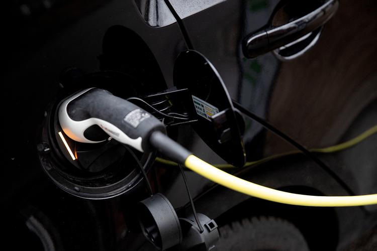 Det må og skal være nemt og ubesværet at køre elbil, uanset hvor i verden jeg kører hen. Når man kan handle benzin og diesel med betalingskort ved standeren, bør man også kunne det ved en stander til strøm, skriver Camilla Messer Thomsen i dette debatindlæg.  Arkivfoto Peter Hove Olesen