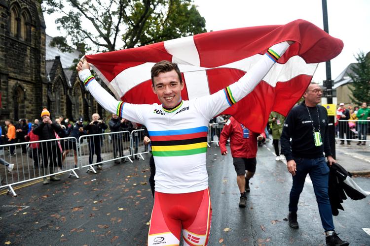 Skulle det ikke lykkes UCI at finde en ny vært for VM, får Mads Pedersen yderligere et år i sin regnbuetrikot. Det har UCI fastslået tidligere. Foto: Tariq Mikkel Khan/POLFOTO