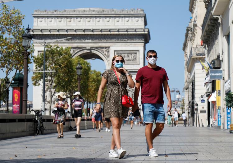    Mundbind er obligatorisk i flere centrale dele af Paris og i den offentlige transport.  Smitten breder sig, og næste skridt kan blive krav om mundbind overalt i det frie rum som nu i Bruxelles-regionen.  Foto: Charles Platiau/Ritzau Scanpix