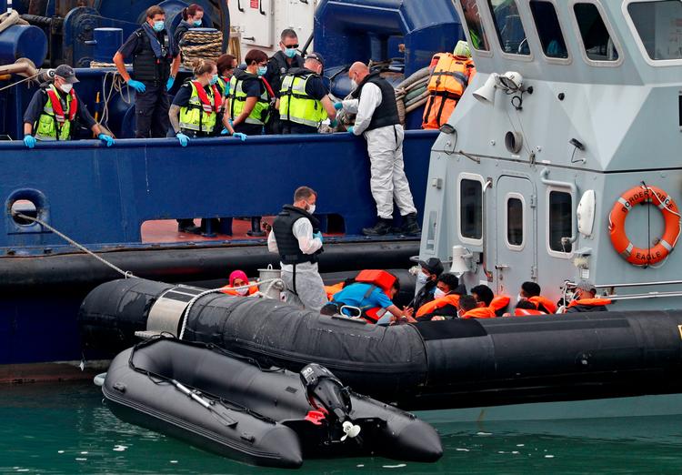    Den britiske kystvagt har i de seneste uger hentet snesevis af gummibåde ude i Kanalen og sejlet dem ind til kystbyer som Dover.  Foto: Adrian Dennis/Ritzau Scanpix
