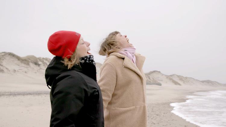 De seks deltagere i 'Syng med - fra skrål til skønsang' ejer ikke en tone i livet. Deres kamp for at lære at synge rent er et eksempel på public service-tv, når det er bedst, mener anmelder Nanna Frank Rasmussen. Foto: Anders Aagaard Strube/DR