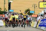 Wout van Aert jubler, mens Daryl Impey bøjer hovedet og erkende sit nederlag på andenpladsen. Foto: ASO/Alex Broadway. 