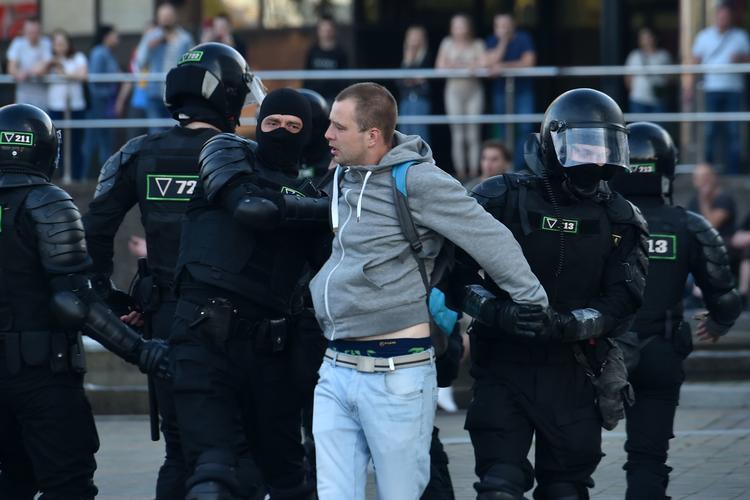    En demonstrant føres væk efter at have protesteret over valgresultatet. Foto: Sergei Gapon/Ritzau Scanpix