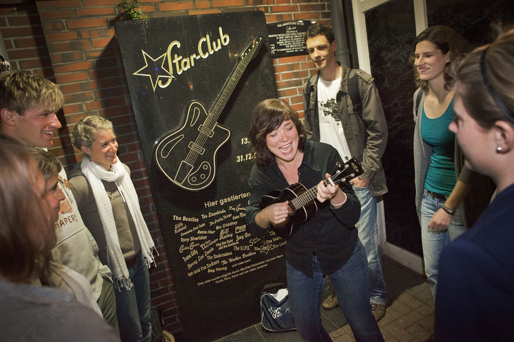 Stefanie Hempel står i spidsen for mandagens Beatles-show i Hamburg, men har også opnået stor popularitet med sine Beatles-rundvisninger. Foto: P