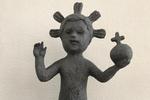 Lilibeth Cuencas bidrag til auktionen er en 28 cm høj figur af akryl plast, som hun har givet titlen 'Mini Prosperous Pai'. Figuren er fra 2019.  Foto: Lilibeth Cuenca Rasmussen: 'Mini Prosperous Pai' (2019). Akryl plast. 28×14x6,5 cm