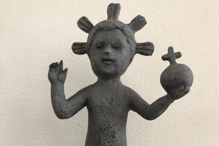 Lilibeth Cuencas bidrag til auktionen er en 28 cm høj figur af akryl plast, som hun har givet titlen 'Mini Prosperous Pai'. Figuren er fra 2019.  Foto: Lilibeth Cuenca Rasmussen: 'Mini Prosperous Pai' (2019). Akryl plast. 28×14x6,5 cm