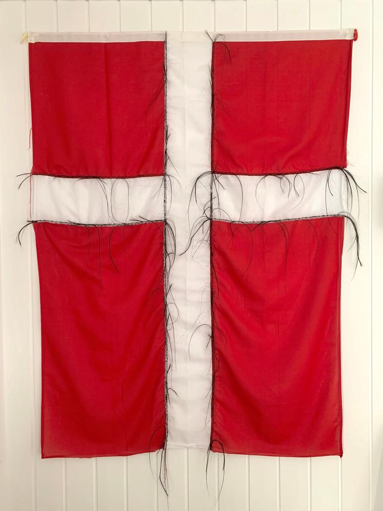 Foto: Julie Edel Hardenberg: 'Oqaluttuarisaaneq/History (2019). Objekt, sammensyet stof, hår. 145×110 cm