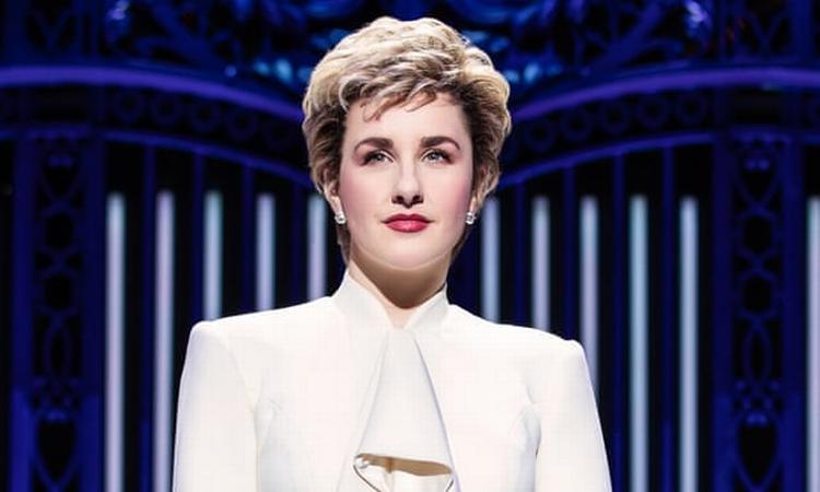 Jeanna de Waal spiller hovedrollen som Diana. Foto: Evan Zimmerman/Netflix. 
