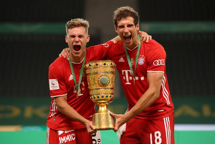 Som 25-årige udviser Leon Goretzka (th) og Joshua Kimmich stort samfundssind.  Foto: Pool/Ritzau Scanpix