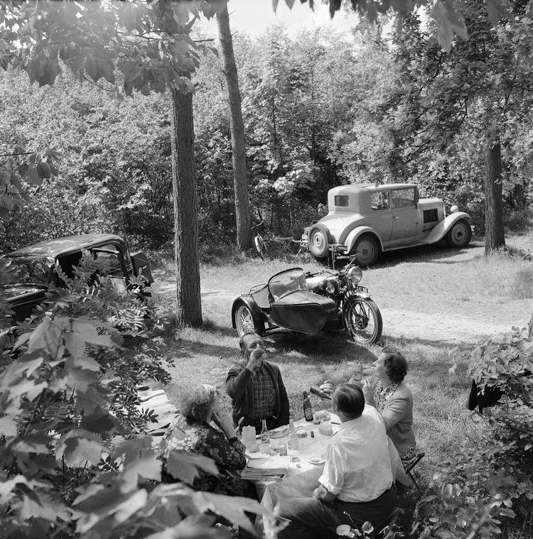 Picnic i 1953. Hvornår bliver det igen almindeligt at forberede en kurv med de nødvendige remedier?    Foto: Erik Petersen/POLFOTO