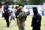     Politi overvåger kvinder udenfor et af de fængsler, hvor de mange anholdte demonstranter er tilbageholdt. EU vil kræve dem løsladt øjeblikkeligt. Foto: Vasily Fedosenko/Ritzau Scanpix